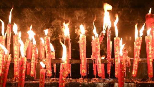 天台山高明寺禅院燃烧的蜡烛特写
