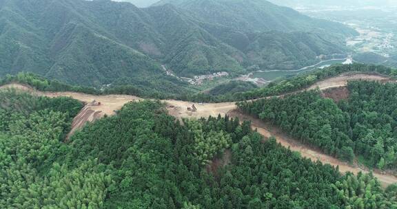 山区挖掘机施工修路风景