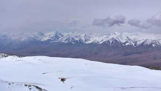 连绵的雪山