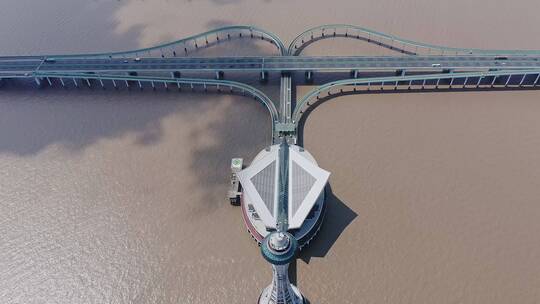 高视角杭州湾跨海大桥路面特写车流交通来往