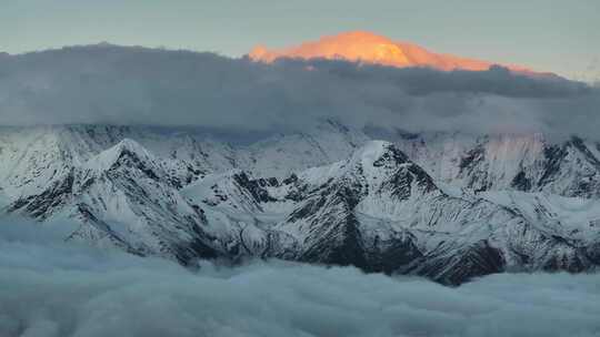 7倍航拍贡嘎雪山日照金山