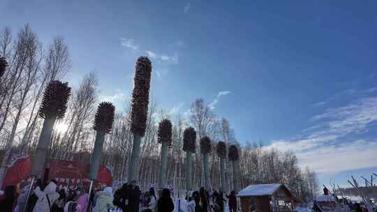 游客免费摘取糖葫芦树上的5000个糖葫芦