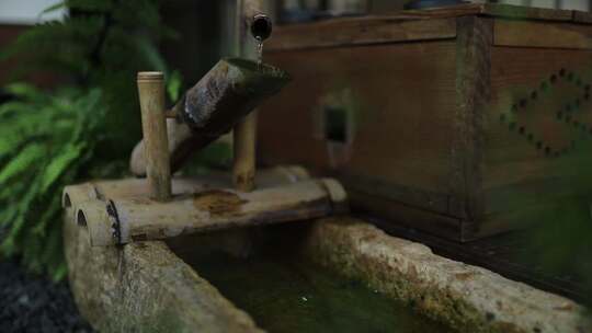 传统竹制喷泉与雨滴