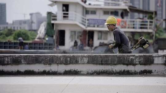 太阳下辛苦工作割草环卫工人