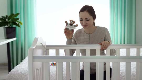 照顾新生儿的概念妈妈休产假母亲的概念视频素材模板下载