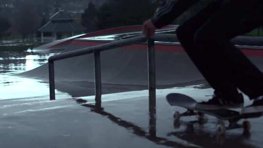 个性运动青年滑板氛围下雨青春活力视频素材模板下载