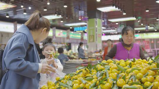 妈妈带宝宝逛超市