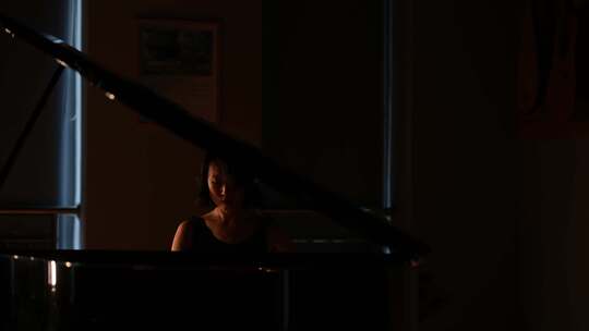 唯美钢琴师弹钢琴情绪大片