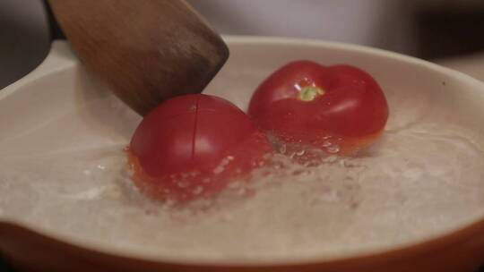 烫西红柿去皮切块