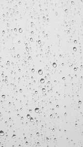 下雨玻璃窗上的水滴