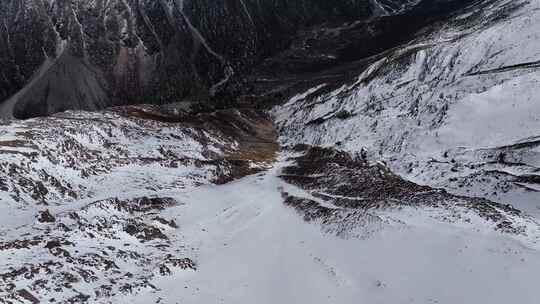 雪山崖壁俯视空镜