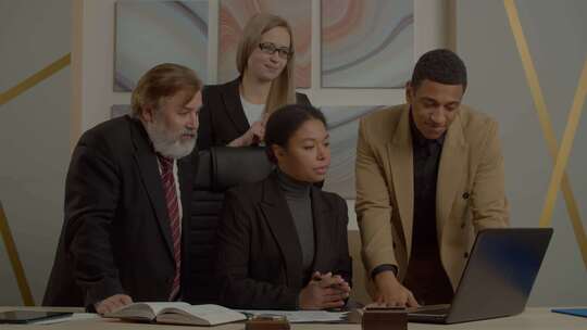 United Diverse多民族业务团队在办公室在线视频会议视频素材模板下载