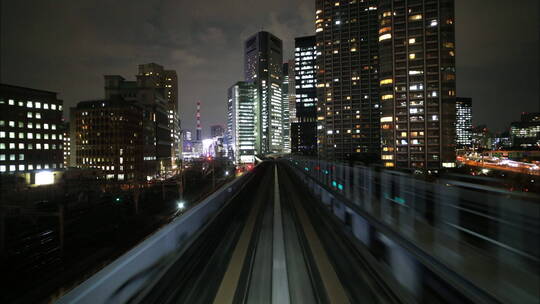 东京列车行驶过程中的建筑