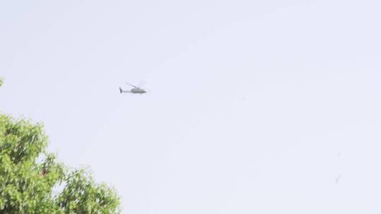 直升机飞过头顶天空视频素材模板下载