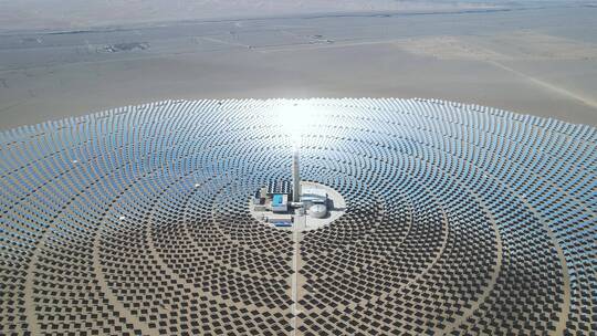 俯瞰塔式太阳能光热发电厂航拍