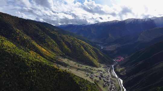 航拍四川甘孜措普沟森林河流秋色风光