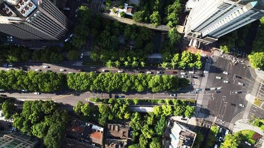 现代高层建筑旁边的道路航拍