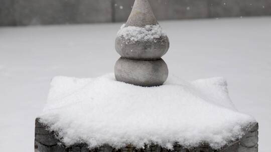 漫天飞雪覆盖石雕古风灯
