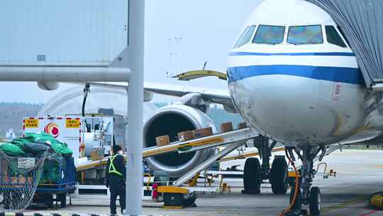 机场地勤人员检查飞机装运行李货物
