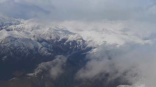 飞机窗外的祁连山脉雪山风光