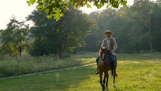 森林草坪上骑马的美国牛仔
