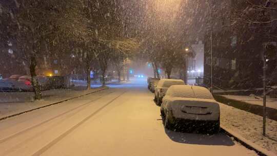 傍晚大雪纷飞的街道
