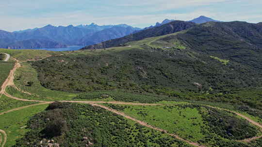 法国科西嘉岛蜿蜒山路鸟瞰图