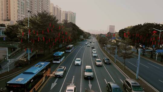 新年车流下道路灯笼高挂