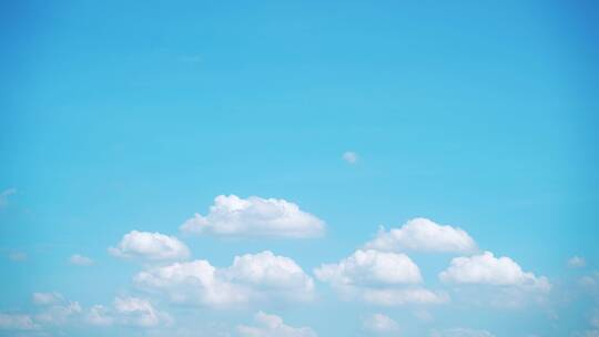小清新蓝天白云翻滚云朵飘动唯美天空云蓝色