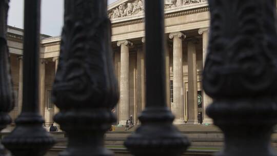 穿过栏杆的伦敦大英博物馆视频素材模板下载