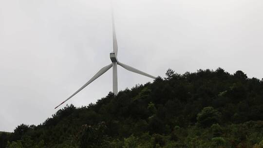 高山自然风光新能源风车发电