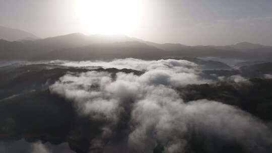 湖北黄冈罗田大别山天堂湖湖面晨雾云海