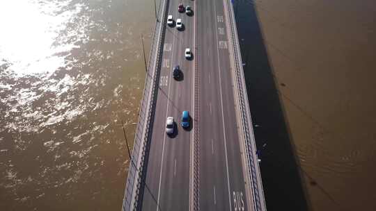 航拍的重点是桥上的交通。汽车行驶。过桥的汽车。4K。太阳sh