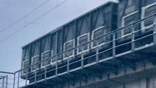 铁路桥河流下雪过火车视频素材模板下载