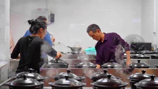 生意兴隆的夜市餐饮店