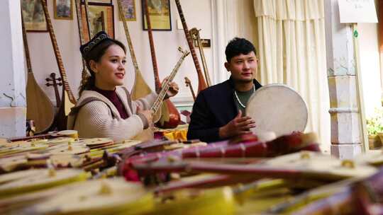 新疆乐器弹奏都塔尔维吾尔族美女升格电影