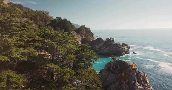 海岸岩石蔚蓝的大海