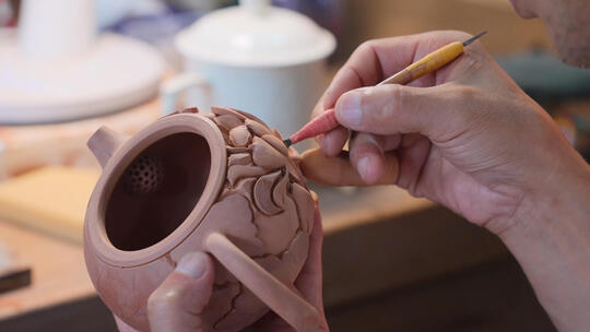 江西景德镇工匠现场手工制作瓷器