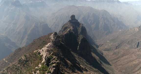 山顶上的大岩层