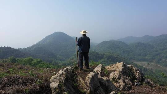 农民背影远山