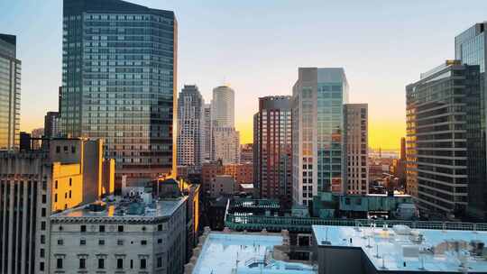 航拍波士顿市中心阳光照射摩天大楼日出日落