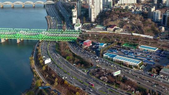 从高处俯瞰公路和铁路