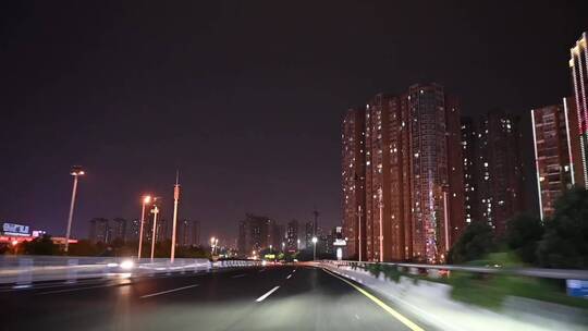 城市街景，夜晚开车过收费站