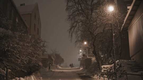 挪威特罗赫姆圣诞节城市街道大雪夜晚风光