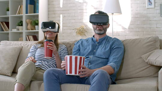情侣在家用VR眼镜看电影