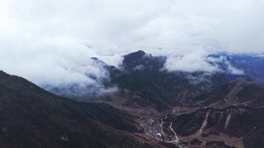 牛背山云雾缭绕的山脉航拍景象