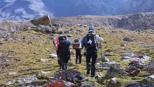 攀登四川雪宝顶的登山者徒步进山