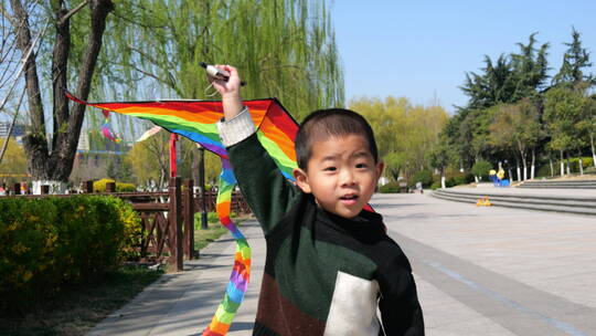 中国小朋友在公园树林中放风筝