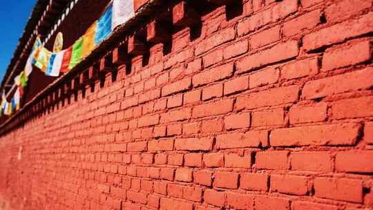 藏式红砖墙与经幡素材
