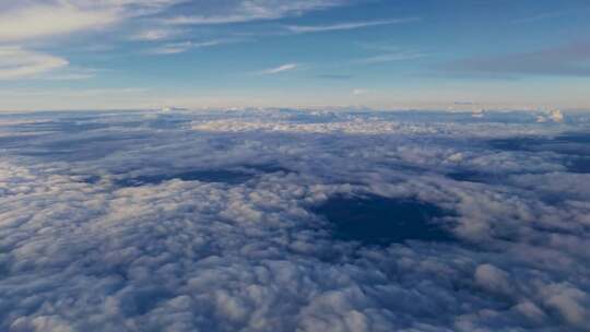 航行中的飞机窗外的云